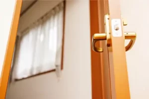 ドアの内鍵が壊れた