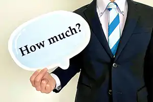 鍵交換の費用相場🔑 玄関ドアや勝手口など場所や状況別に解説！料金を抑える方法も