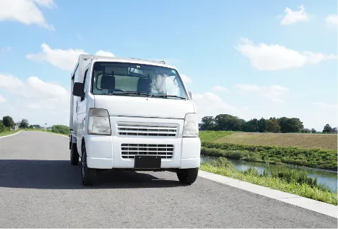 道路を走る車